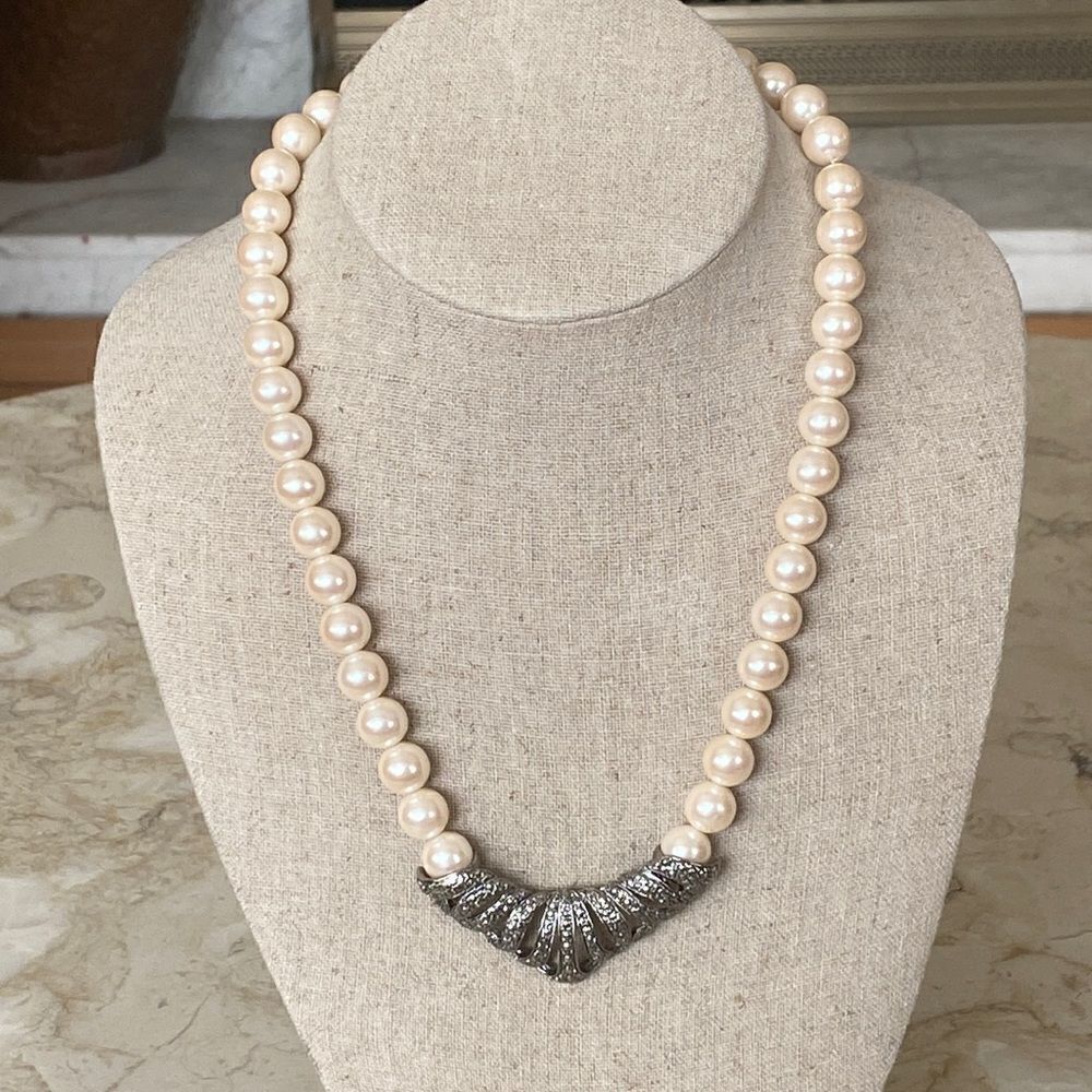 Vintage 1950’s Textured Silver Tone Faux Pearl Necklace